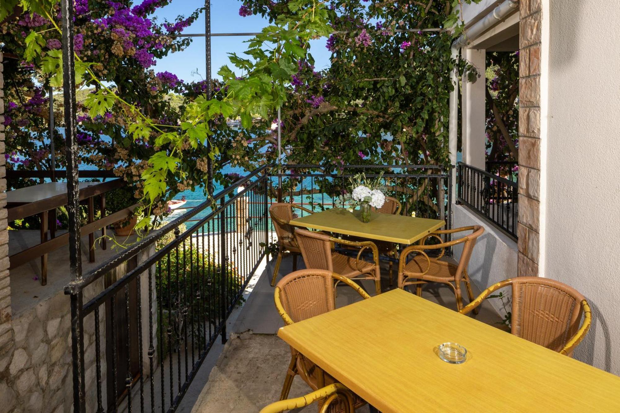 Apartmani Nikola Zastražišće Esterno foto