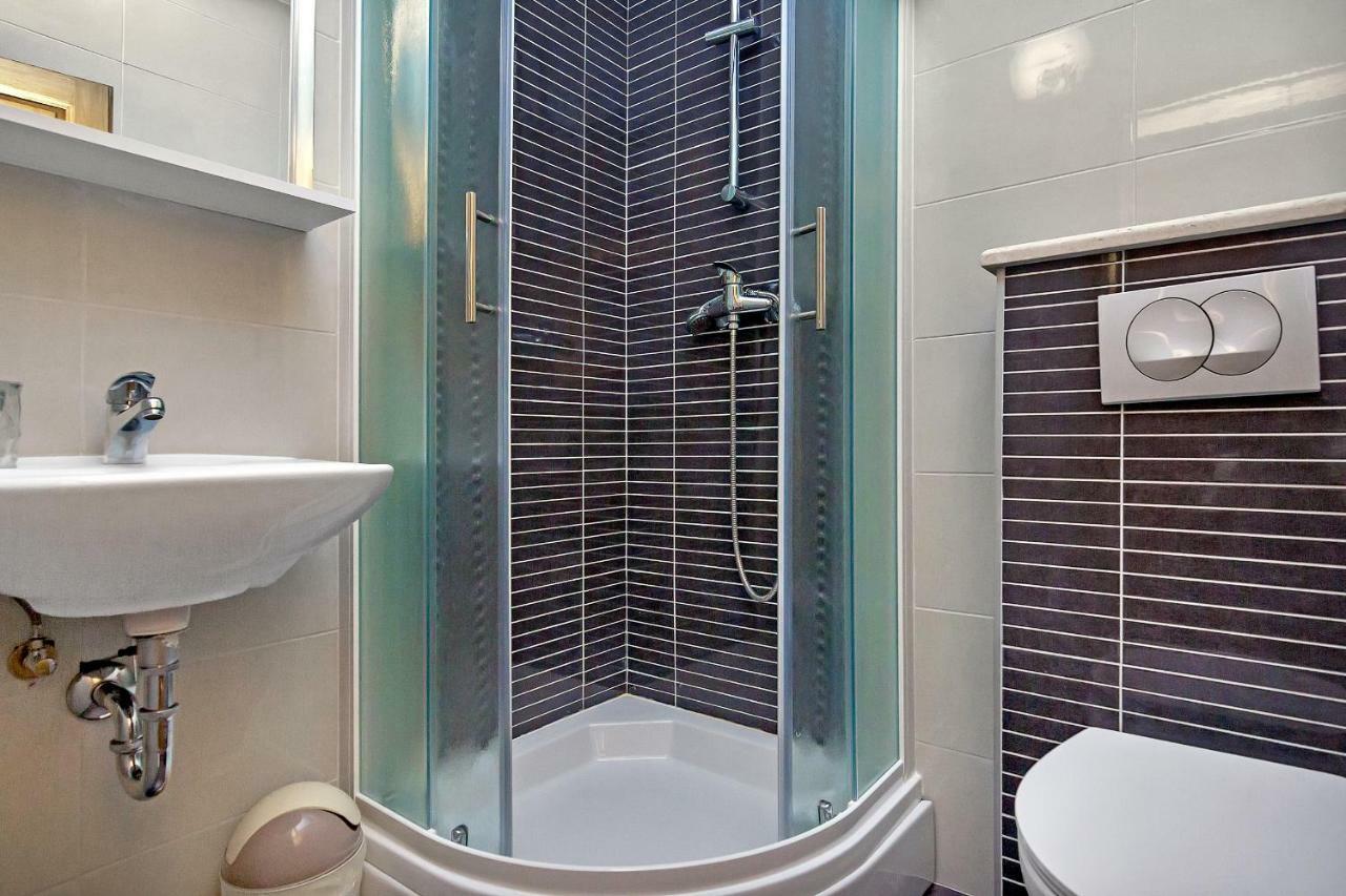 Apartmani Nikola Zastražišće Esterno foto