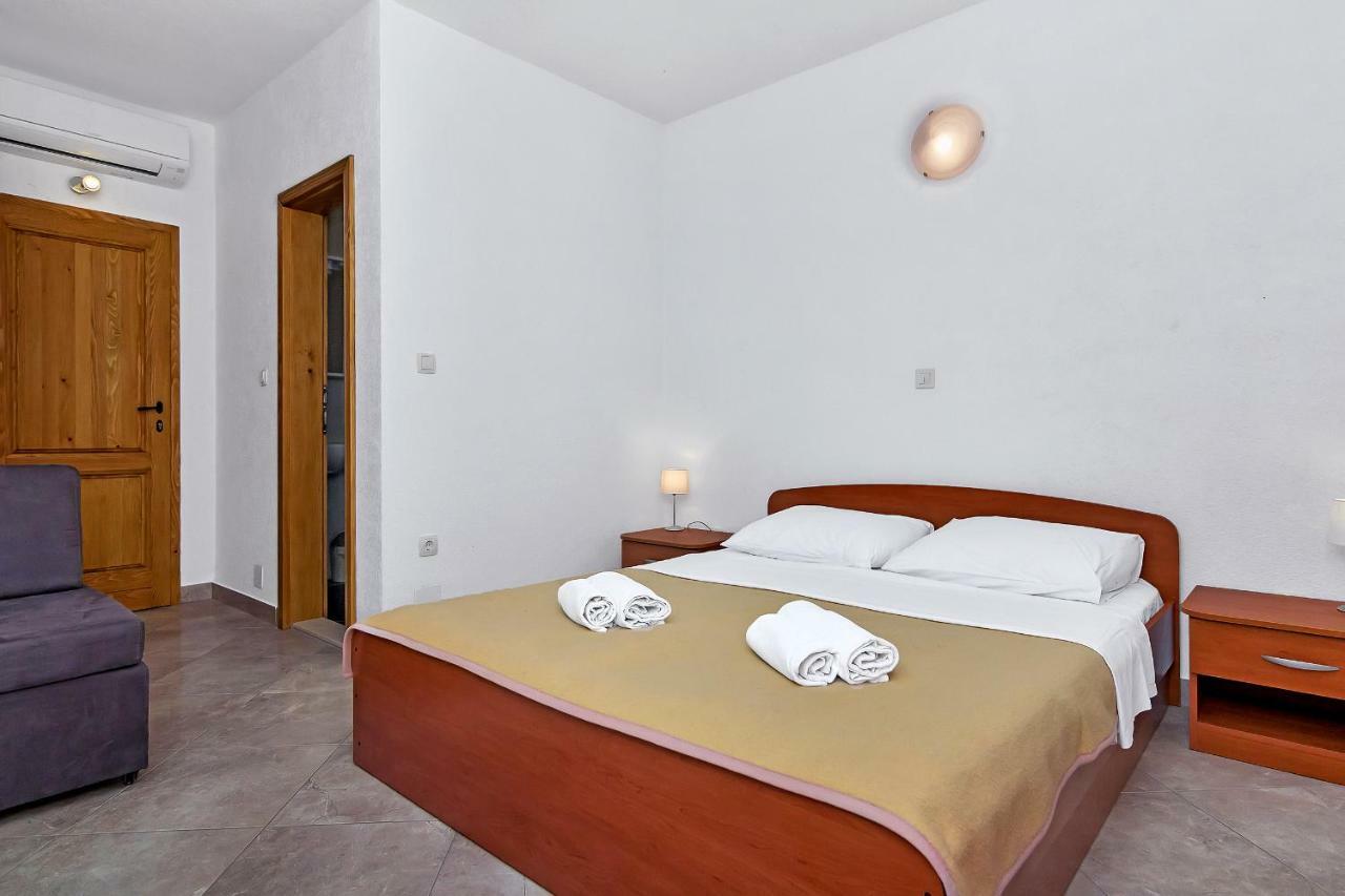 Apartmani Nikola Zastražišće Esterno foto