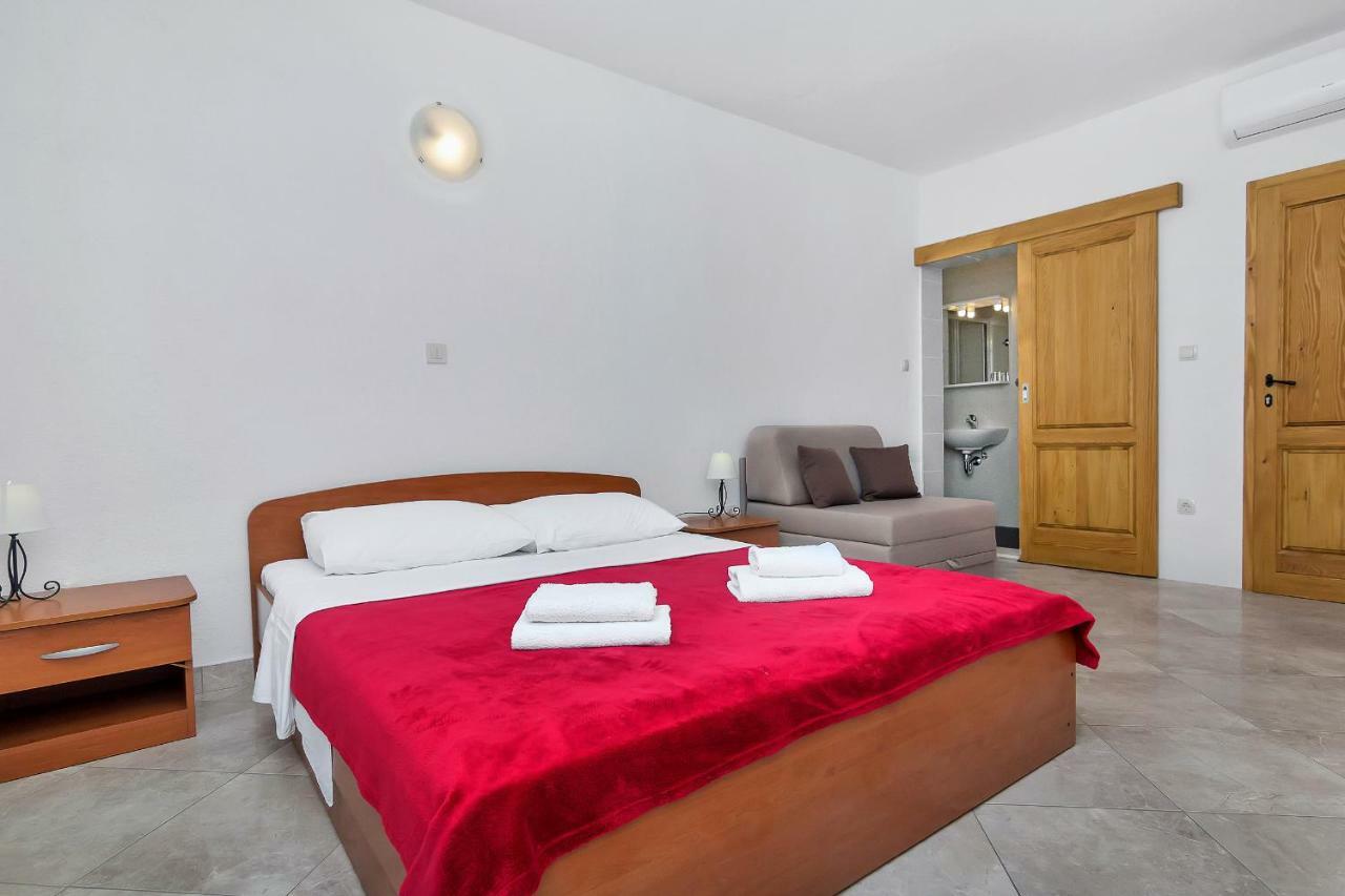 Apartmani Nikola Zastražišće Esterno foto
