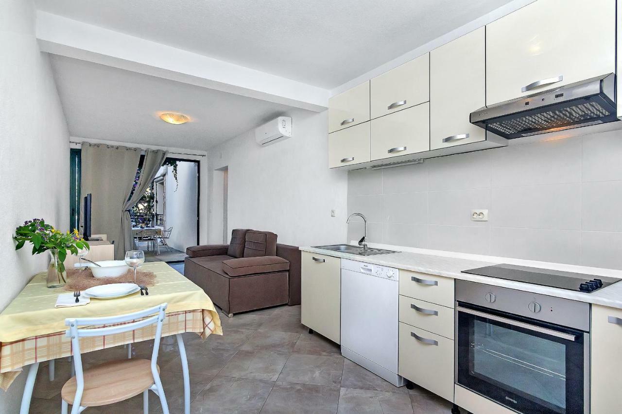 Apartmani Nikola Zastražišće Esterno foto