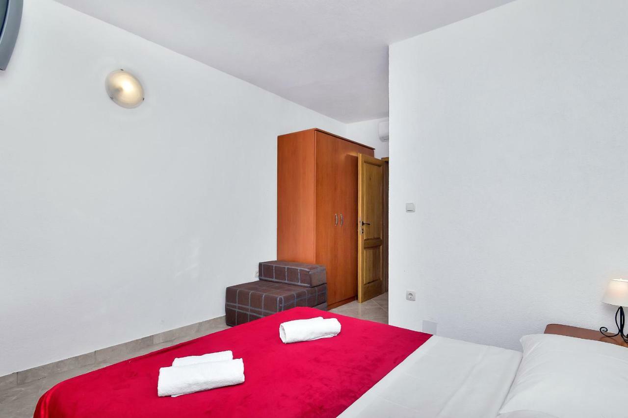 Apartmani Nikola Zastražišće Esterno foto