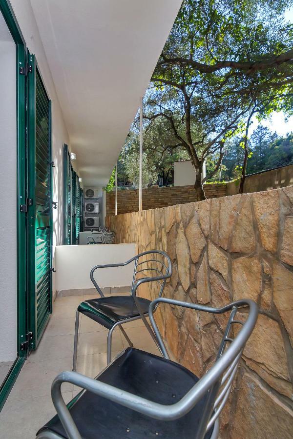 Apartmani Nikola Zastražišće Esterno foto