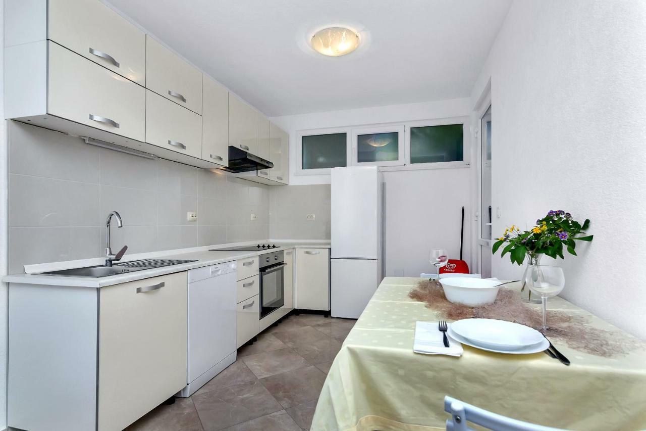Apartmani Nikola Zastražišće Esterno foto